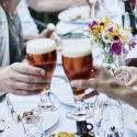 Gäste stossen mit Biergläsern im Restaurant Haberbüni an
