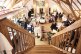Blick über die Treppe in den Gastraum des Restaurant Haberbüni mit Gästen und gedeckten Tischen
