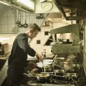 Koch bei der Zubereitung von Gerichten in der Küche des Restaurant Haberbüni